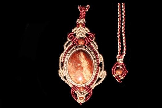 Pendentif Reine de la douce renaissance beige et rouge, Jaspe Bréchiforme