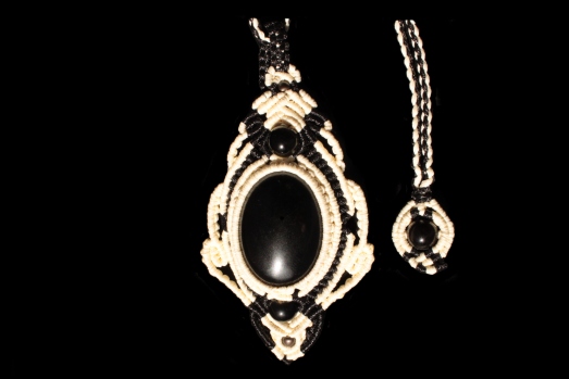 Pendentif Reine de l'absolue vérité noir et blanc, Obsidienne noire
